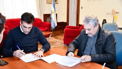 Firmaron el contrato para comenzar el reasfaltado de la Av. 59 y calles c�ntricas 