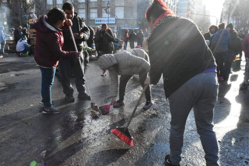 Se levant� el acampe y la Municipalidad qued� liberada