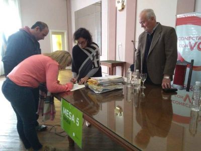 Se realiz� un multitudinario acto de firma de escrituras en Necochea