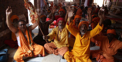 Miles de hind�es peregrinan hacia la cueva-santuario de Amarnath