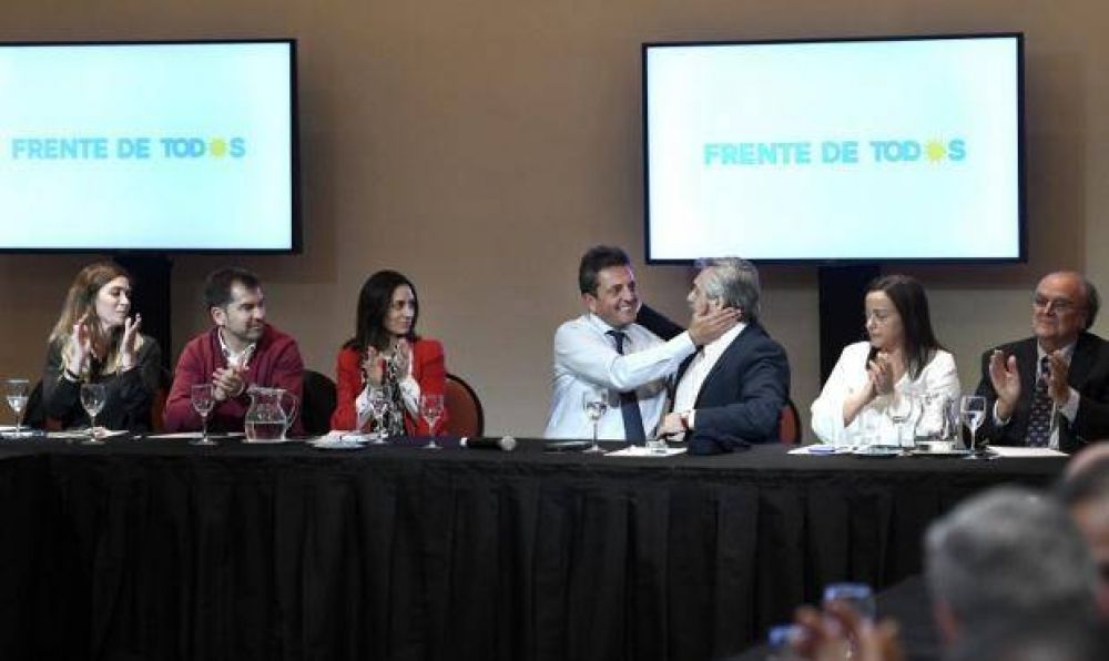Jimena Lpez en la misma mesa con Alberto Fernndez y Massa