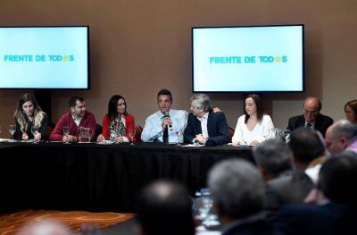Campa�a: Facundo y Jimena L�pez en el encuentro con Alberto Fern�ndez y Sergio Massa