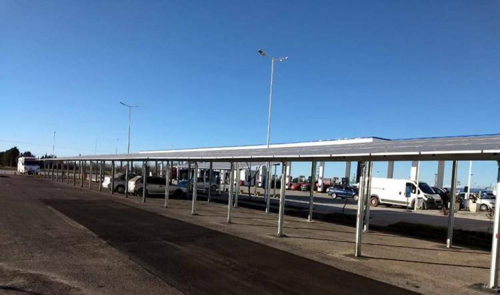Instalan playa de estacionamiento solar que produce energa para toda la Estacin de Servicio