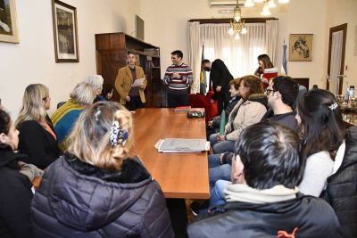 L�pez entreg� actas de Protecci�n de la Vivienda 
