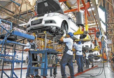 La ca�da de la industria y la construcci�n toc� fondo, seg�n el INDEC