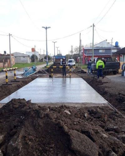 Mejoras en el asfalto de ingreso al barrio Santa Elena