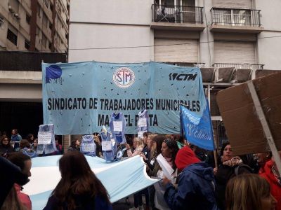 Docentes municipales no cobraron el sueldo y apuntan a Mourelle