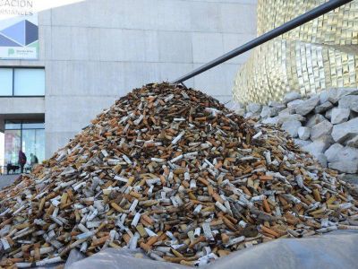 Marplatenses armaron la �monta�a de la verg�enza� con 80.000 colillas de cigarrillos