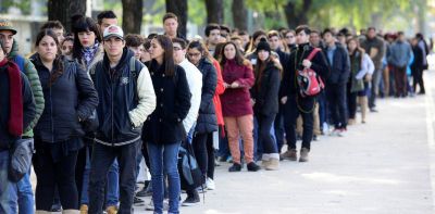 El desempleo porte�o afecta m�s a las mujeres, pero se acort� la brecha