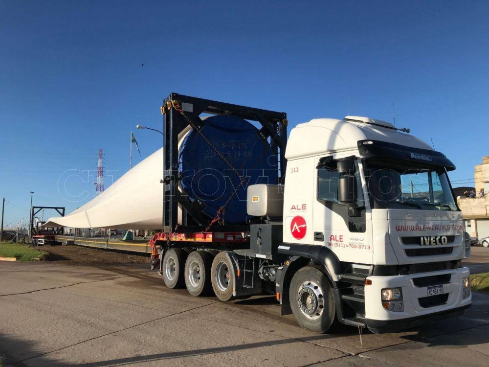 Parten siete camiones con aerogeneradores desde el ALN hacia Miramar