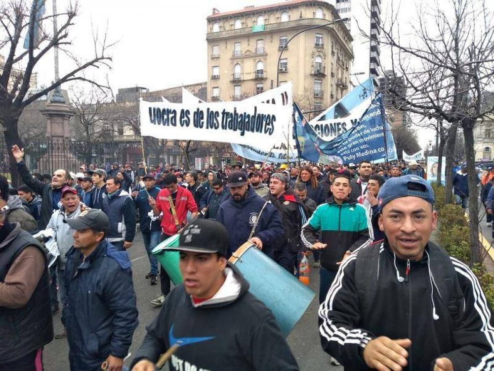 Marcha contra la intervencin de la UOCRA: los trabajadores no se comen ms el cuentito de las mafias