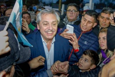 Bajo la lluvia y el barro, Fern�ndez hizo su debut en el conurbano