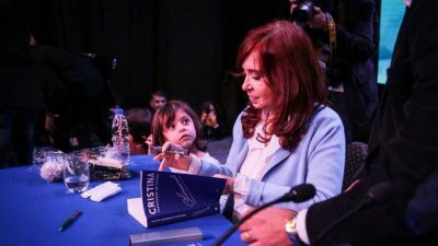 Cristina vuelve a la campa�a y se demora la foto con Massa