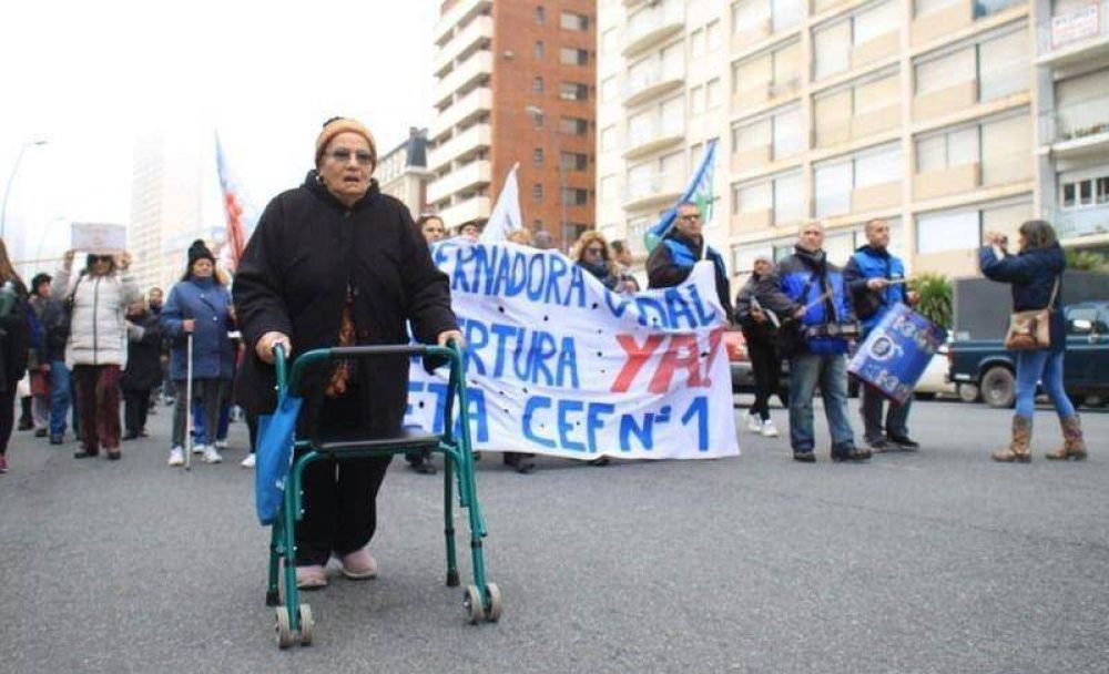 Una nueva protesta para exigir la reapertura de la Pileta Cubierta