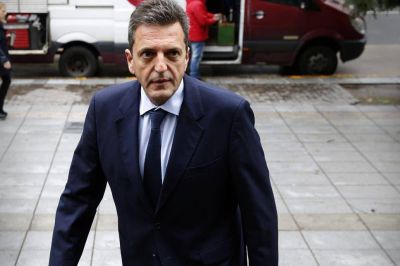 Massa viaja en jets de una firma ligada a Brito y Clarens
