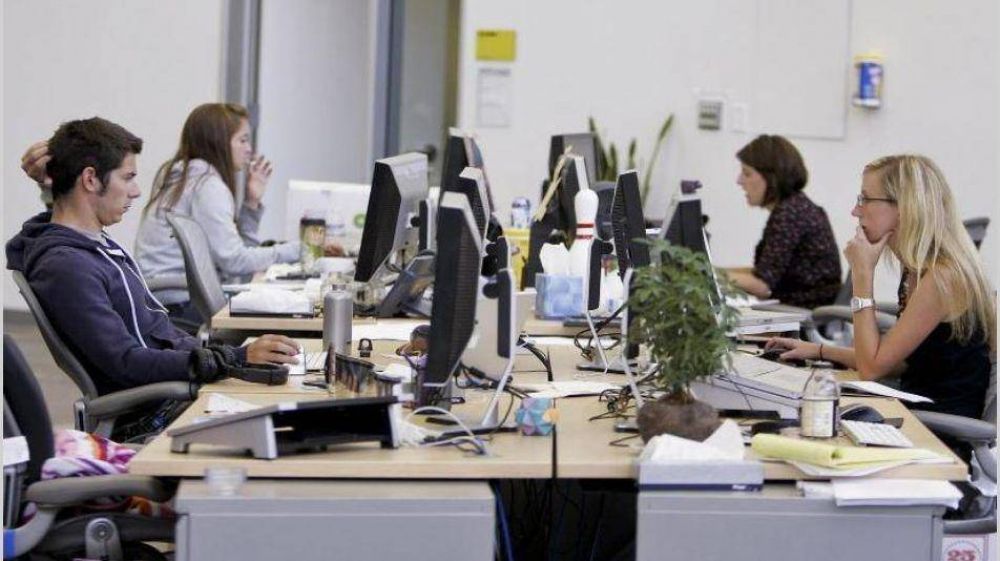 Para la mitad de los argentinos, la estabilidad laboral es lo primero para quedarse en un empleo