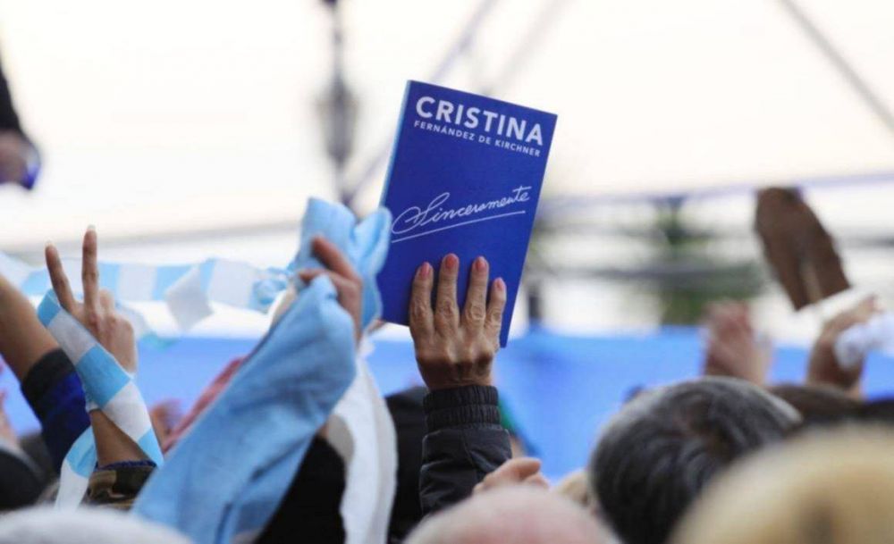 Choripanes, pastelitos, libros, cumbia y cuarteto: el color que tuvo el acto de Cristina en Mar del Plata