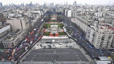 Pa�uelos en las listas: verdes en Capital, celestes en el interior