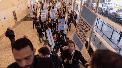 El Gobierno denunci� en la Justicia a los pilotos que utilizaron los altoparlantes de los aviones para enviar mensajes pol�ticos