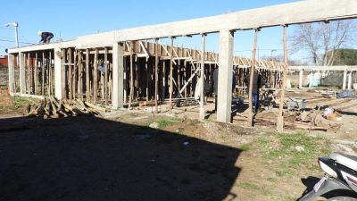 Ya casi finalizan la obra estructural en hormig�n del Natatorio Municipal de Quequ�n 