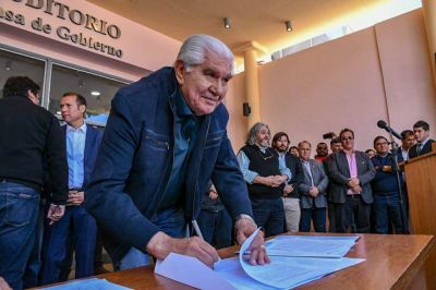 Pereyra tambi�n le declara la guerra al autoservicio de combustibles