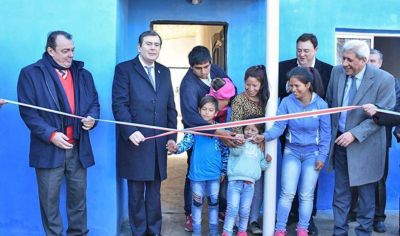 El gobernador rescat� el aspecto solidario del programa habitacional