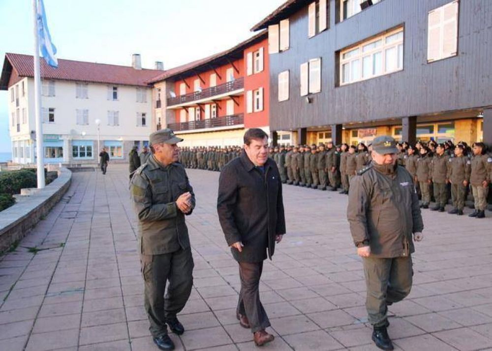 Montenegro junto a los Gendarmes en Chapadmalal en el 81 aniversario de la fuerza