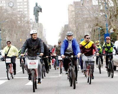 Vilma y Maxi Abad encebezaron caravana en bicicleta en defensa de las autov�as