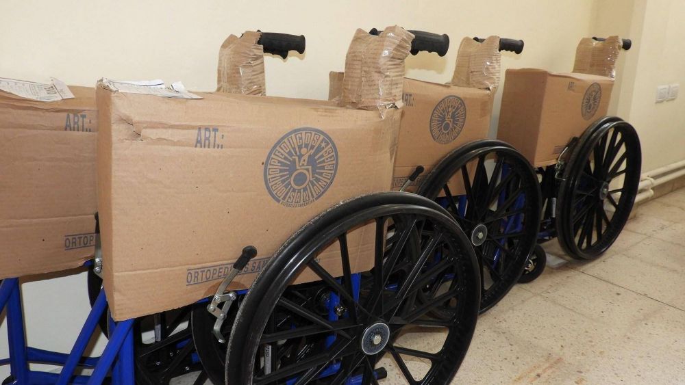 Una vecina necochense que reside en Alemania don cuatro sillas de ruedas al hospital