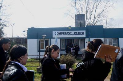 Desesperaci�n laboral: m�s de un kil�metro de cola para trabajar en la c�rcel