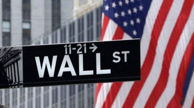 El recorte de tasas de interes y la ca�da de inventarios en Estados Unidos favorecen la suba del precio del barril