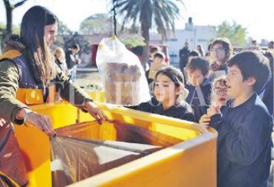 En barrio Sargento Cabral, vecinos y alumnos se sumaron al ecocanje