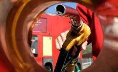 Oficializaron nueva suba desdoblada de impuesto a los combustibles