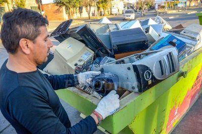 Vecinos tiraron aparatos que llevaban a�os arrumbados