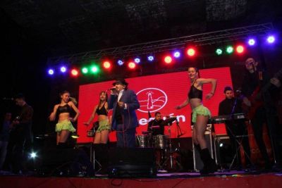 Quequ�n cerr� su 165� aniversario con Antonio R�os y una plaza repleta 