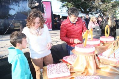 �Hemos vuelto a darle dignidad a un pueblo que parec�a olvidado�, afirm� L�pez en el Aniversario de Claraz 