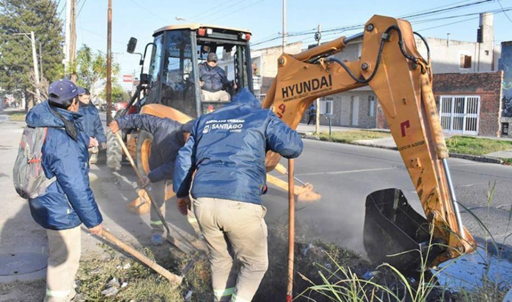 Personal municipal realiz la limpieza de desages pluviales de la ciudad