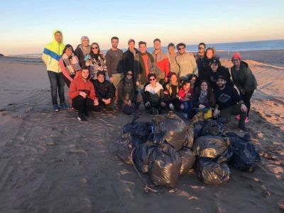 #MovimientoPlaya: se juntaron para recolectar basura de la arena