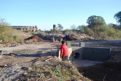 Contin�an los trabajos en el canal derivador para la planta potabilizadora