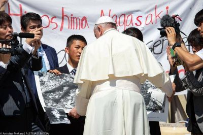 La �energ�a apost�lica� contra la energ�a destructiva de la bomba at�mica 