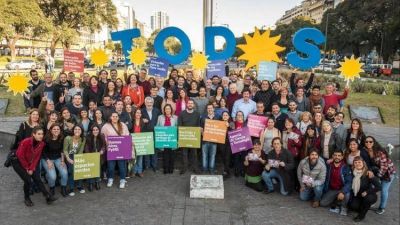 Bromas, chicanas de f�tbol y selfies: Lammens y Marziotta cerraron la campa�a repartiendo volantes en el subte