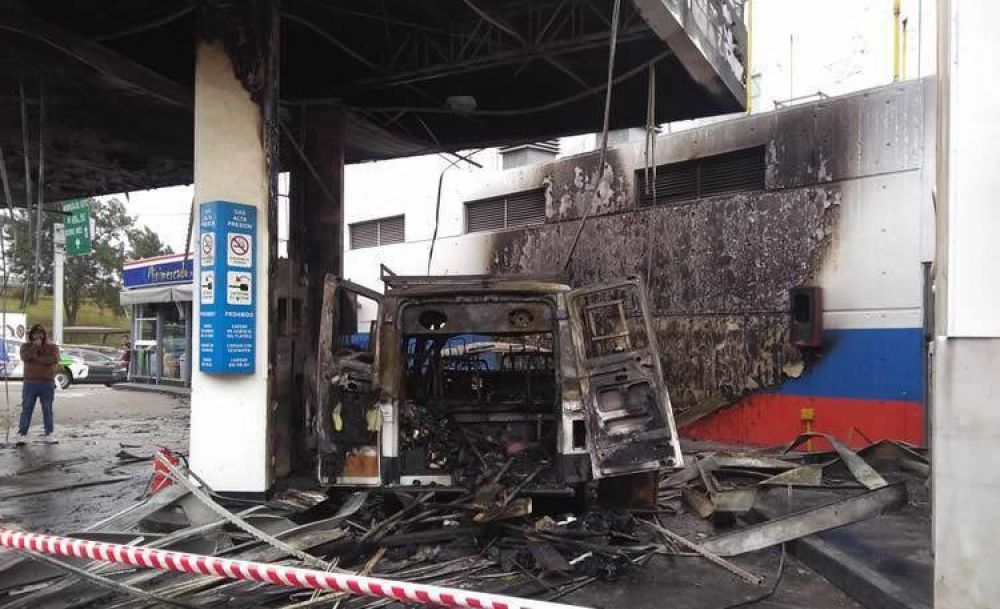 La reacci�n inmediata de los Bomberos y la capacitaci�n de los empleados evit� una tragedia en una Estaci�n de Servicio