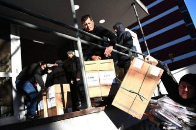Trasladan las urnas y las boletas a las escuelas y lugares de votaci�n