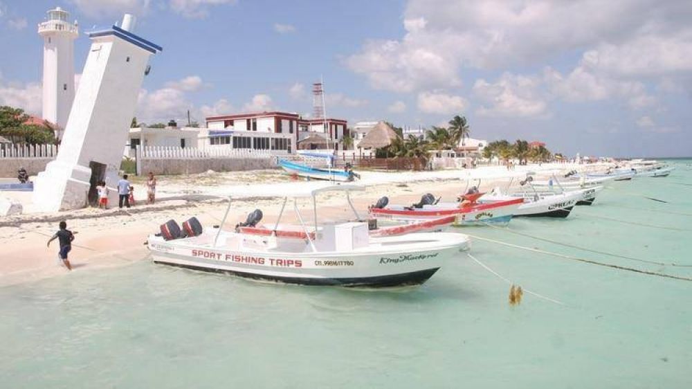 Entre botellas de vidrio y latas de cerveza, amas de casa recogieron 250 kilos de basura de la playa ms daada por el sargazo