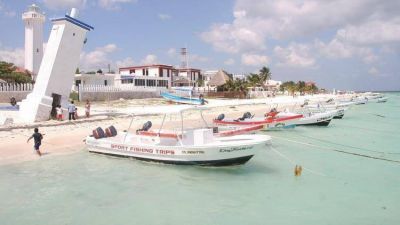 Entre botellas de vidrio y latas de cerveza, amas de casa recogieron 250 kilos de basura de la playa m�s da�ada por el sargazo