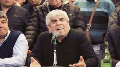 CGT quiere a Macri fuera de la campa�a y evitar impacto de la devaluaci�n