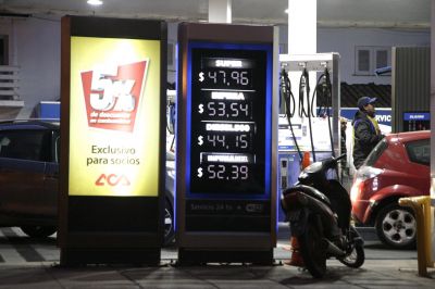 El precio de la nafta s�per est� igualado, pero ahora queda sujeto a la nueva suba del d�lar