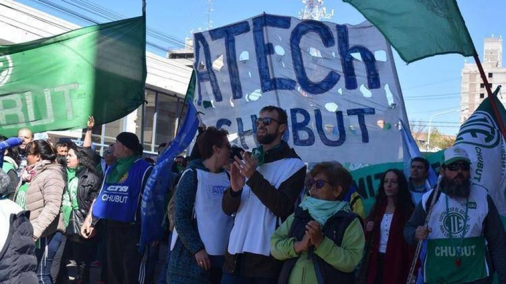 Conflicto con los empleados estatales en Chubut: el gobierno provincial pagar los sueldos en forma escalonada y crece la tensin