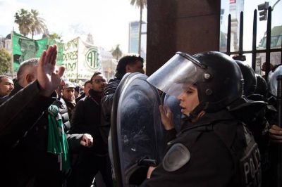 Primeras v�ctimas de la devaluaci�n: 4 heridos en una represi�n a estatales que reclaman reapertura de paritarias