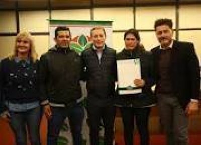 Fernando Gray entreg� 12 boletos de compraventa